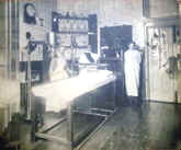 photo, x-ray room, Brook War Hospital, Woolwich, London.jpg (51667 bytes)