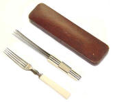 http://antiquescientifica.com/cutlery_set_three-bladed_knife_Rogers_out_of_case.jpg